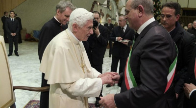 S.S. Benedetto XVI col Sindaco di galatone Livio Nisi